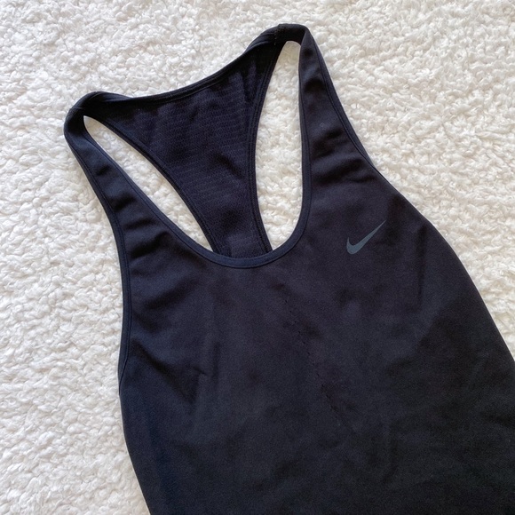 🔹 Nike | Seamless Racerback Tank - Picture 4 of 7